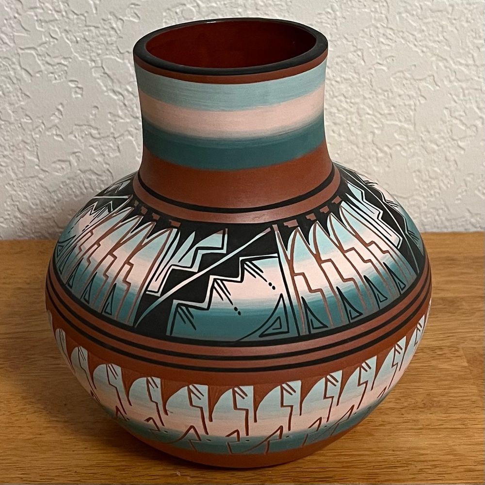 Beautiful, vintage UTE MOUNTAIN POTTERY vase